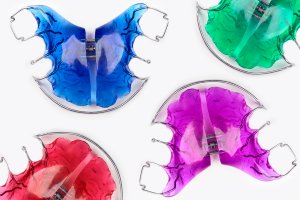4 brightly-colored retainers